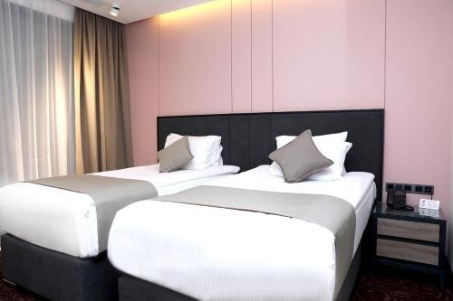 Comfort Room | Suite - 1 King 2 Singles