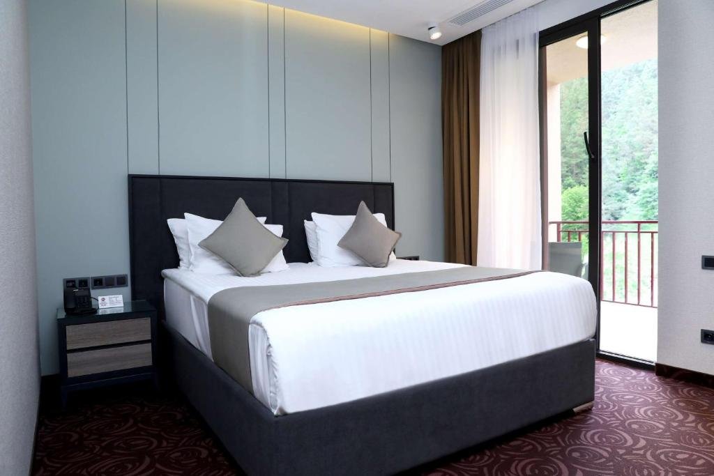 1 Queen Bed