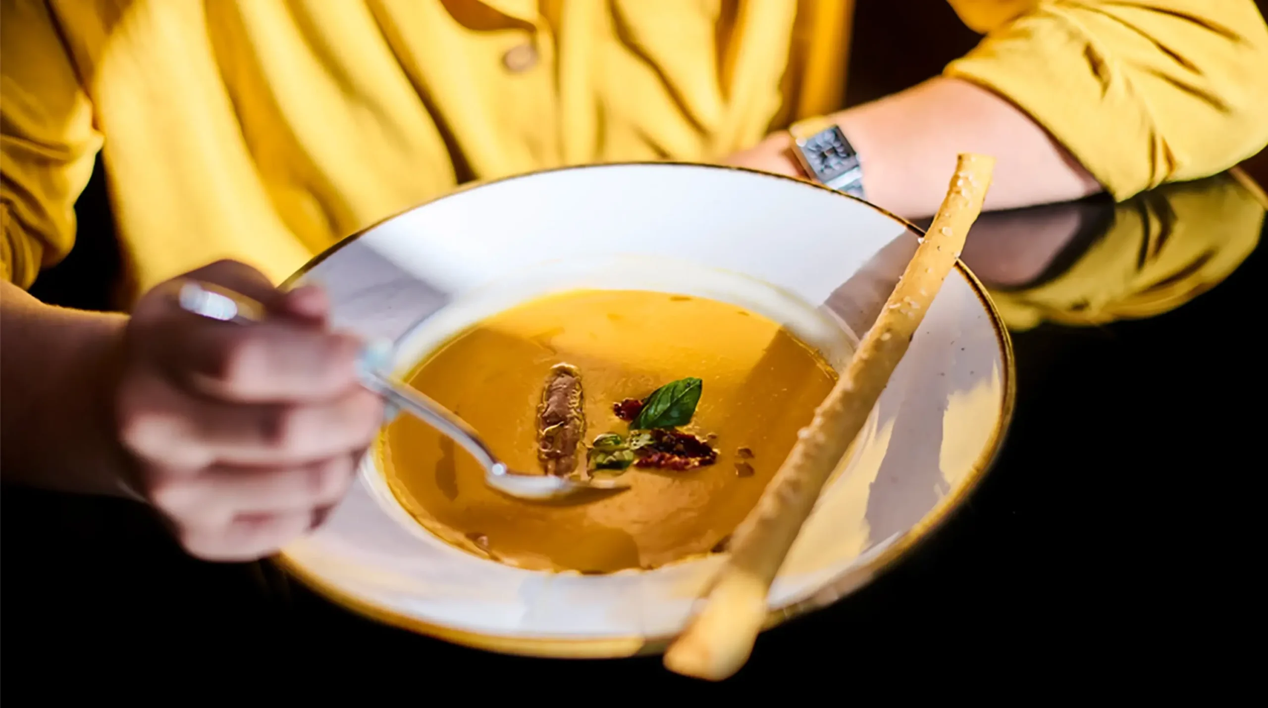 قاعة طعام مطعم سيزونس تستقبل الضيوف العرب في أجواء مريحة