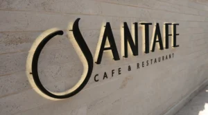 مطعم سانتا فيه الداخلي مع الضيافة الأرمنية يرحب بالسياح العرب