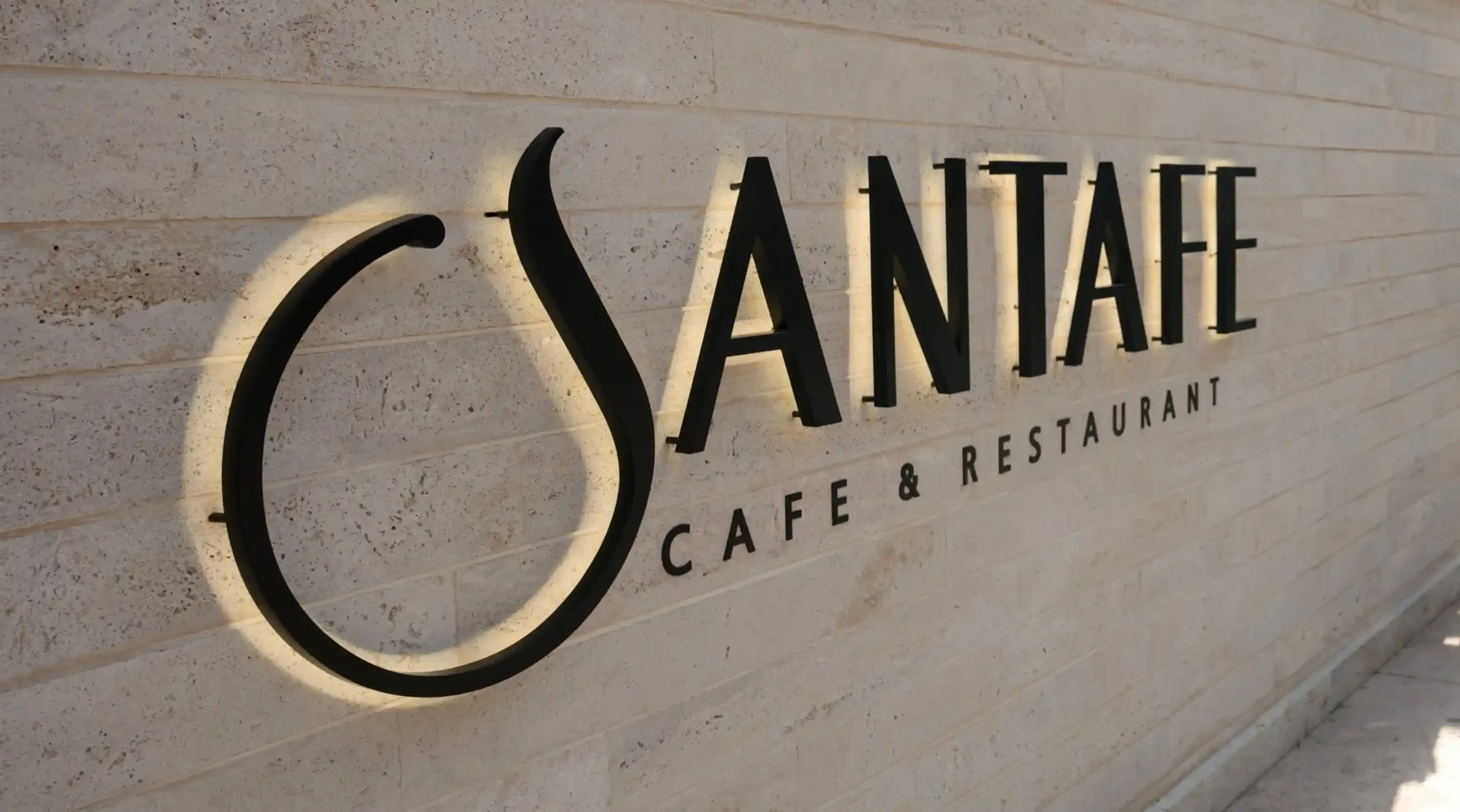 مطعم سانتا فيه الداخلي مع الضيافة الأرمنية يرحب بالسياح العرب