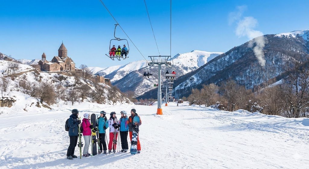 دليل استراتيجي لزيارة أرمينيا في شتاء 2025-2026: التزلج، الطقس، سلامة الطرق، والفعاليات الثقافية.