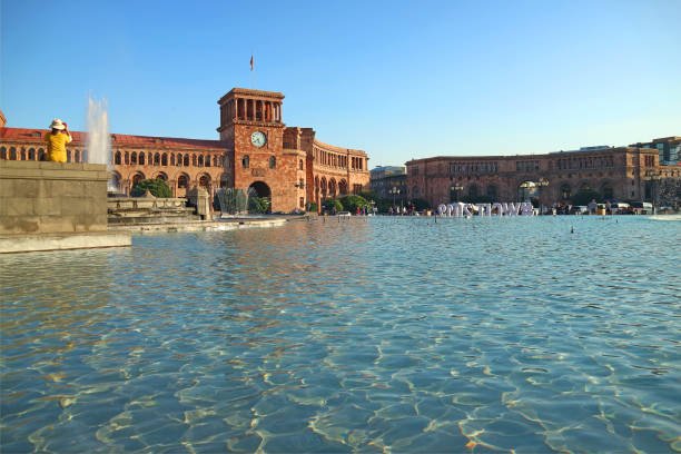 ساحة الجمهورية في يريفان عند غروب الشمس، من أبرز معالم رحلة أرمينيا للمسافرين العرب