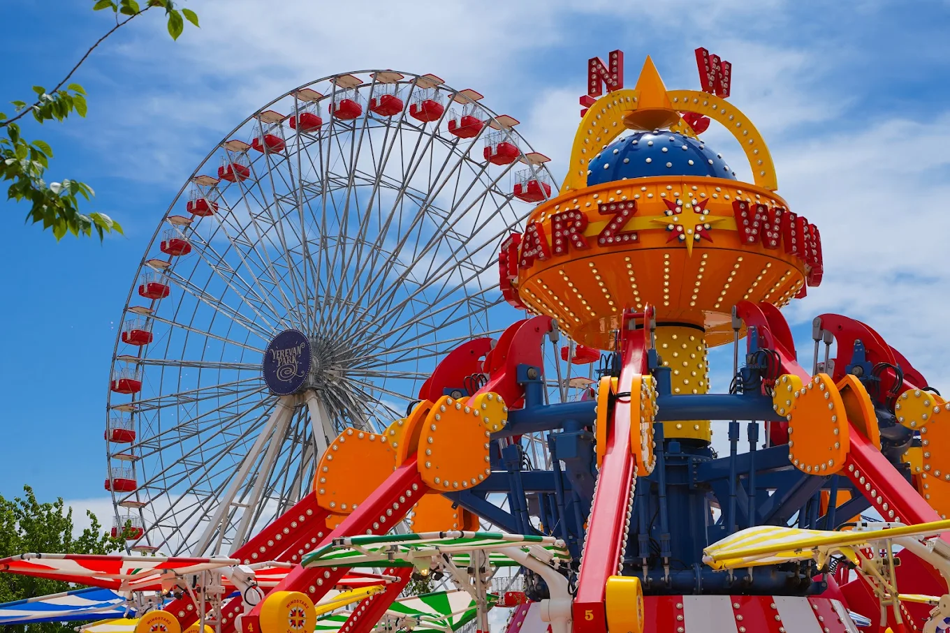 زوار يستكشفون متحف التاريخ في أرمينيا خلال جولة إرشادية خاصة